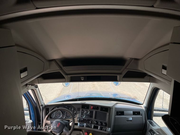 image for item LJ9677 2016 Kenworth T680  semi truck