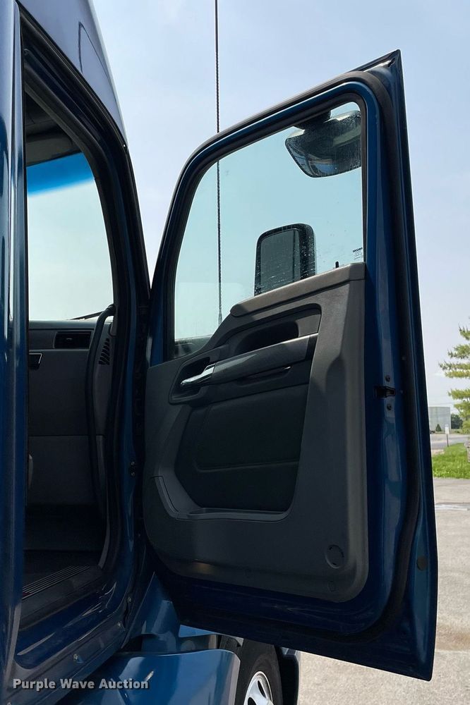 image for item LJ9677 2016 Kenworth T680  semi truck