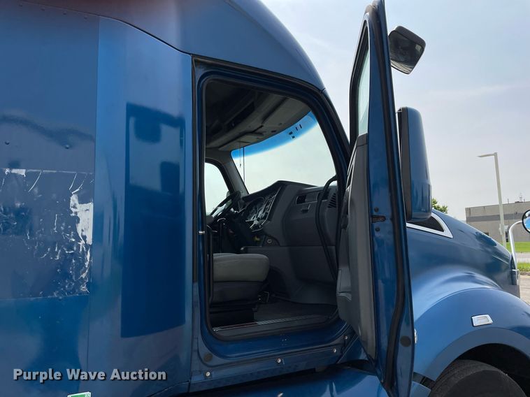 image for item LJ9677 2016 Kenworth T680  semi truck