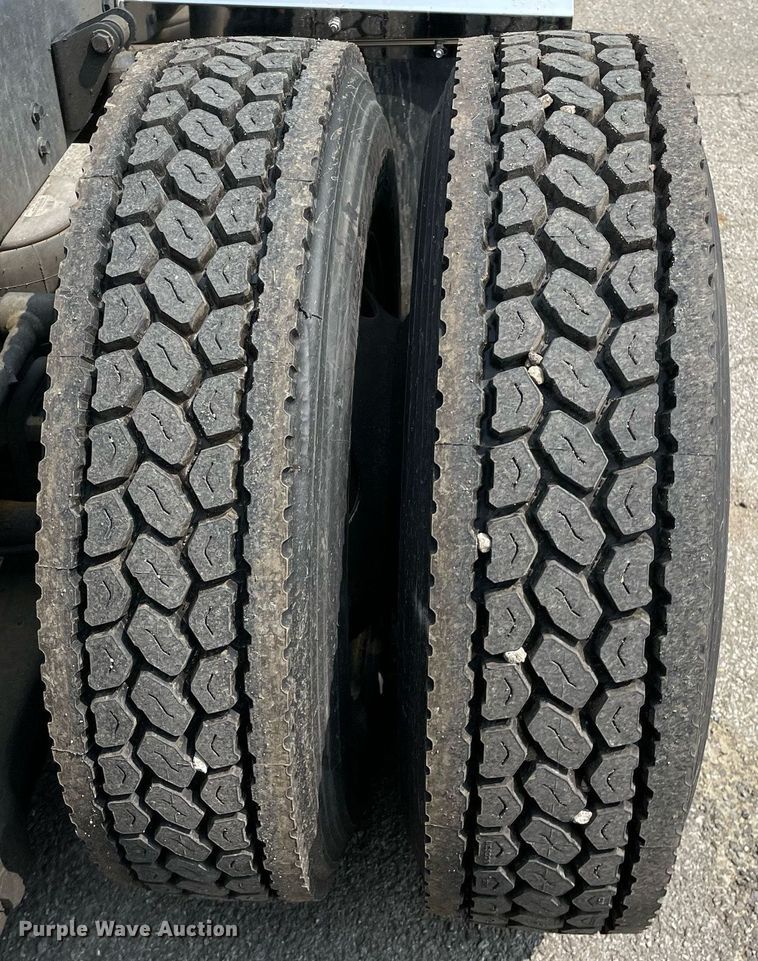 image for item LJ9677 2016 Kenworth T680  semi truck