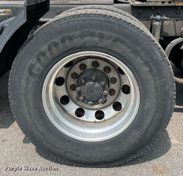 image for item LJ9677 2016 Kenworth T680  semi truck