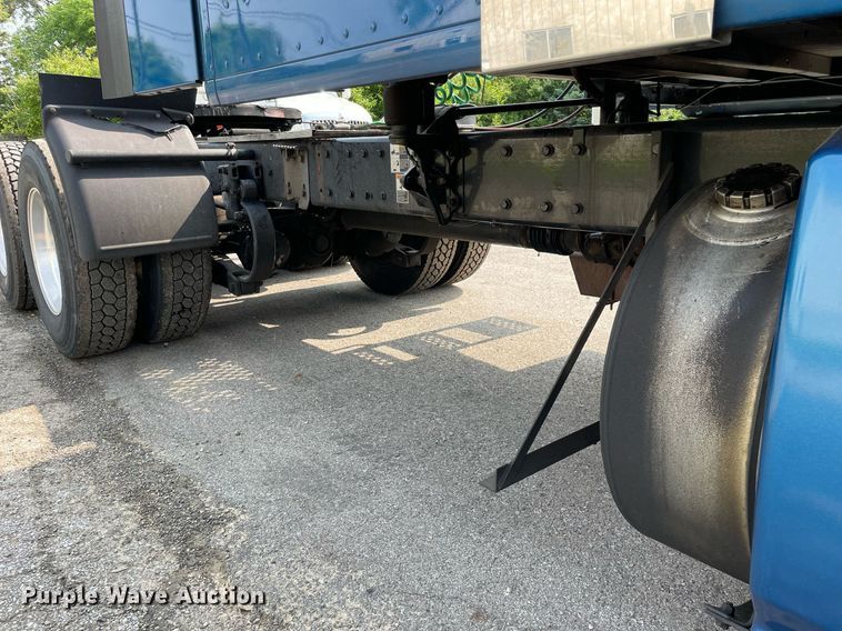 image for item LJ9678 2016 Kenworth T680  semi truck