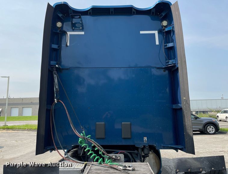 image for item LJ9678 2016 Kenworth T680  semi truck