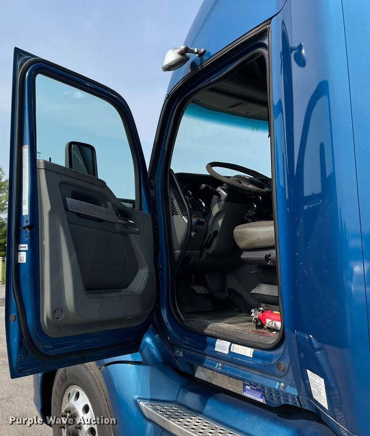 image for item LJ9678 2016 Kenworth T680  semi truck