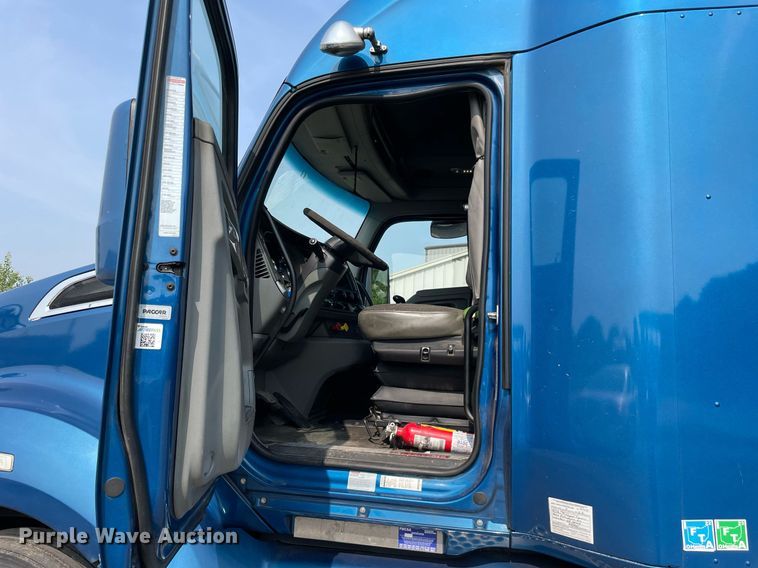 image for item LJ9678 2016 Kenworth T680  semi truck