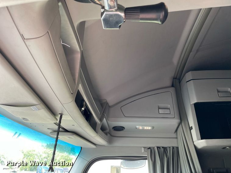 image for item LJ9678 2016 Kenworth T680  semi truck