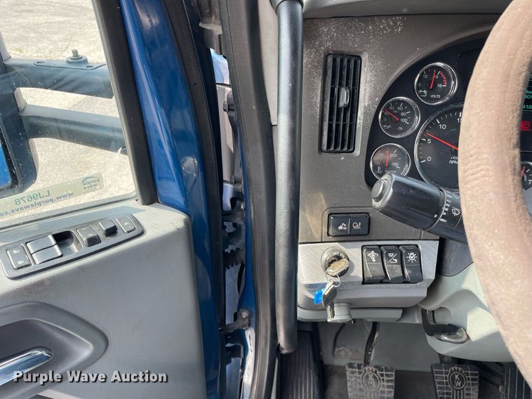 image for item LJ9678 2016 Kenworth T680  semi truck