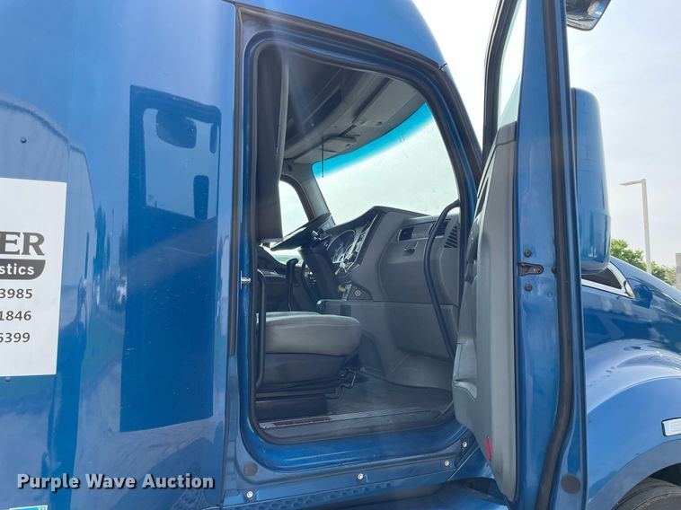 image for item LJ9678 2016 Kenworth T680  semi truck