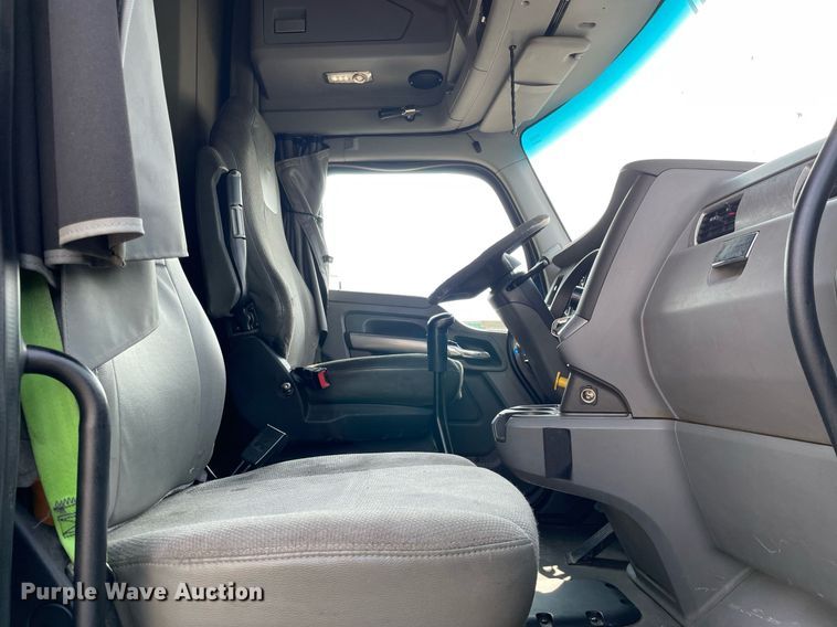 image for item LJ9678 2016 Kenworth T680  semi truck