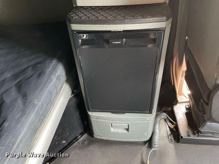 image for item LJ9678 2016 Kenworth T680  semi truck