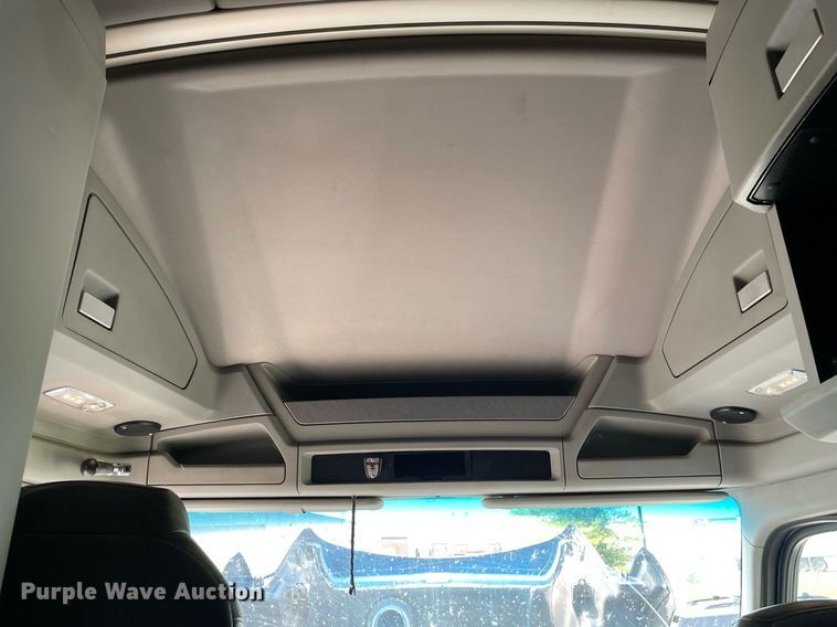 image for item LJ9678 2016 Kenworth T680  semi truck