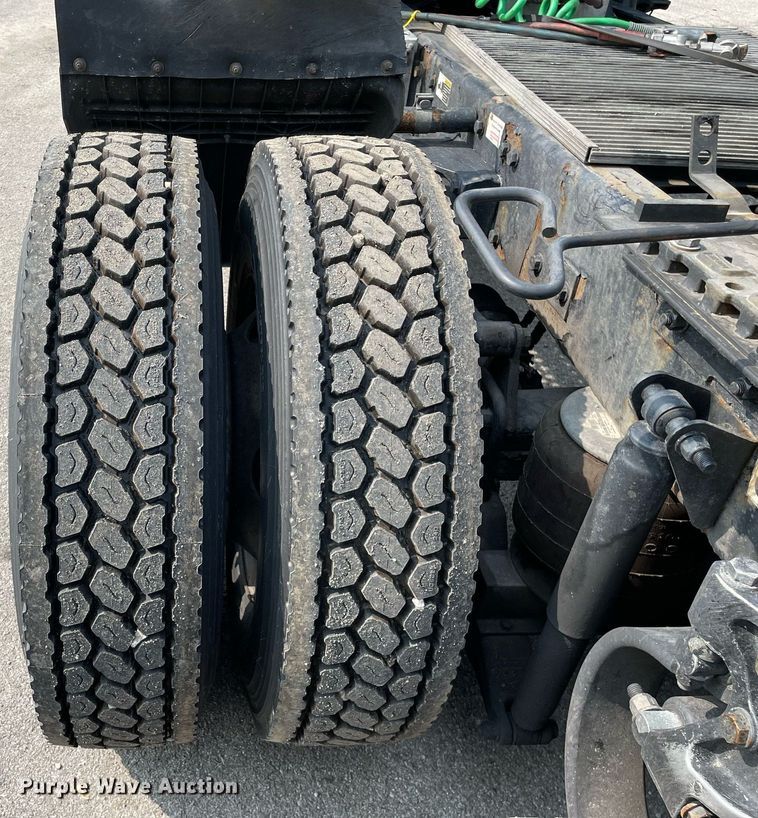 image for item LJ9678 2016 Kenworth T680  semi truck