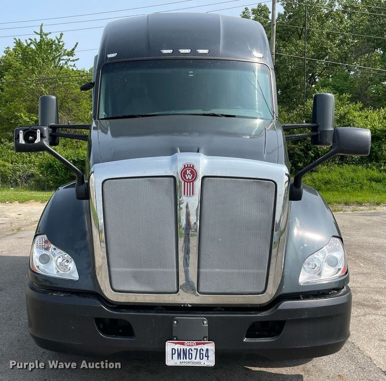 image for item LJ9679 2016 Kenworth T680  semi truck