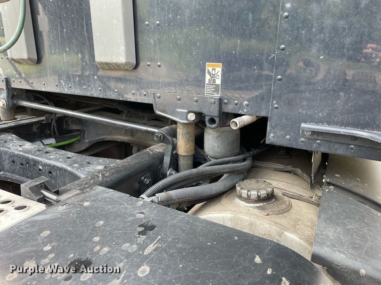 image for item LJ9679 2016 Kenworth T680  semi truck