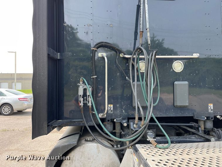 image for item LJ9679 2016 Kenworth T680  semi truck