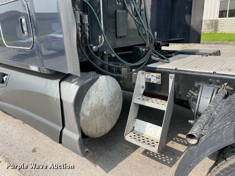 image for item LJ9679 2016 Kenworth T680  semi truck