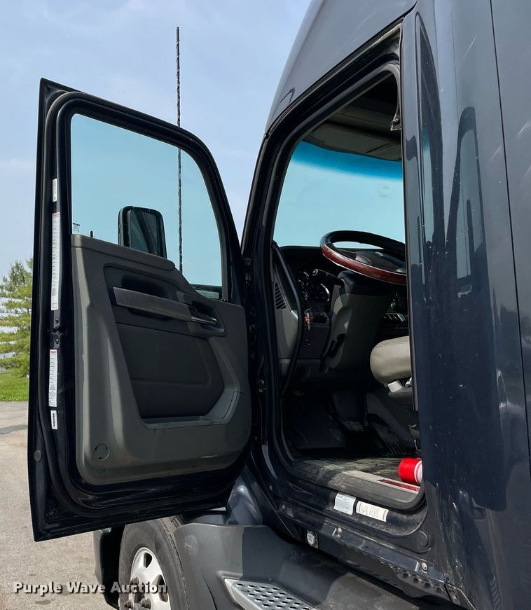 image for item LJ9679 2016 Kenworth T680  semi truck