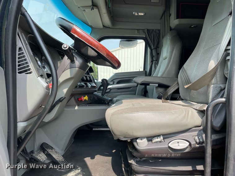 image for item LJ9679 2016 Kenworth T680  semi truck