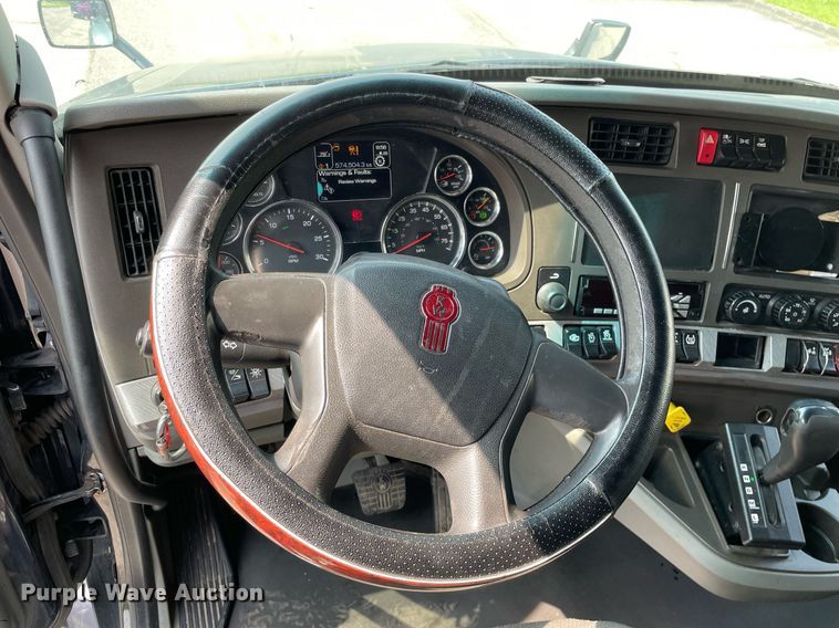 image for item LJ9679 2016 Kenworth T680  semi truck