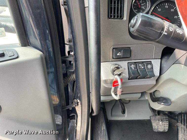 image for item LJ9679 2016 Kenworth T680  semi truck