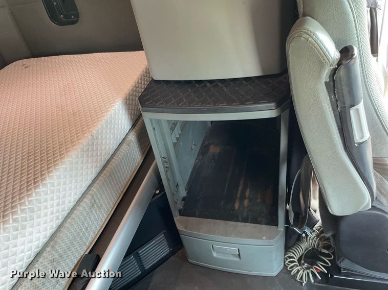 image for item LJ9679 2016 Kenworth T680  semi truck