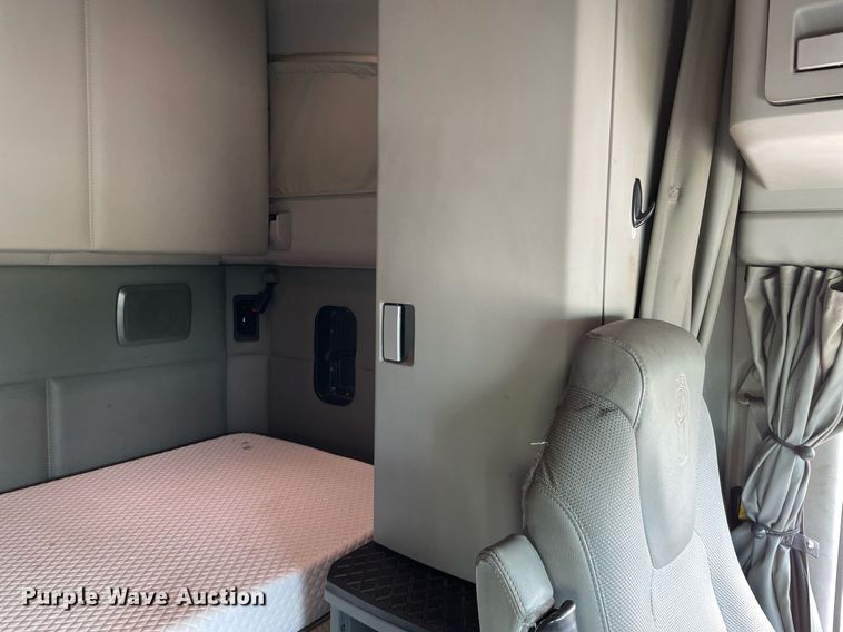 image for item LJ9679 2016 Kenworth T680  semi truck