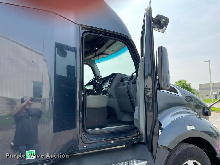 image for item LJ9679 2016 Kenworth T680  semi truck