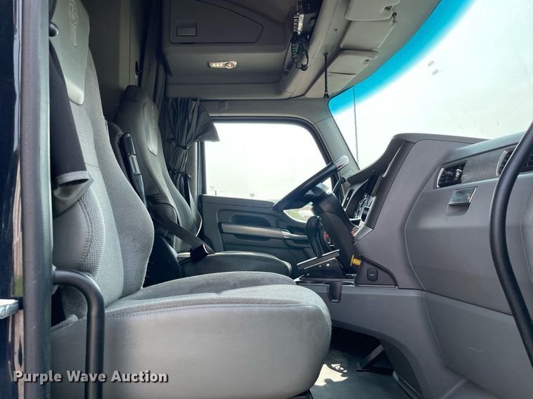 image for item LJ9679 2016 Kenworth T680  semi truck