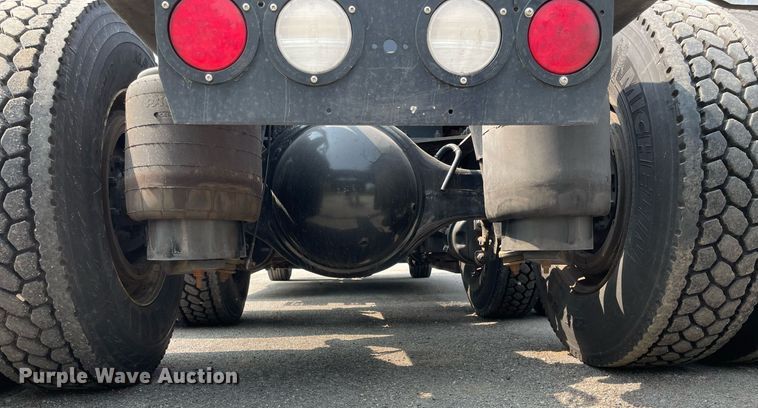 image for item LJ9679 2016 Kenworth T680  semi truck