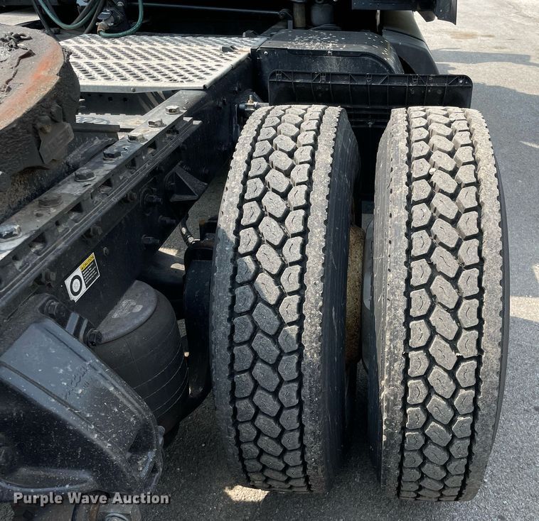 image for item LJ9679 2016 Kenworth T680  semi truck