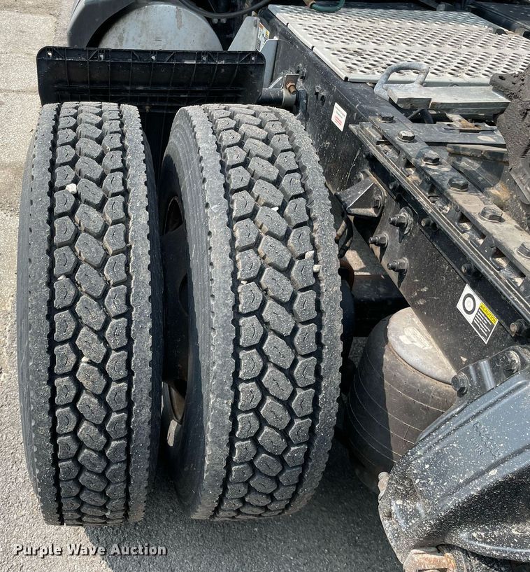 image for item LJ9679 2016 Kenworth T680  semi truck