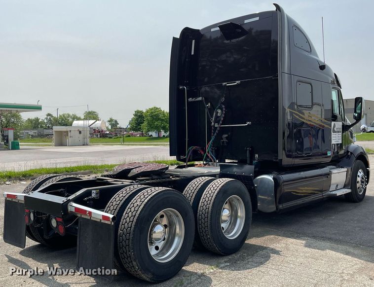 image for item LJ9680 2016 Peterbilt 587  semi truck