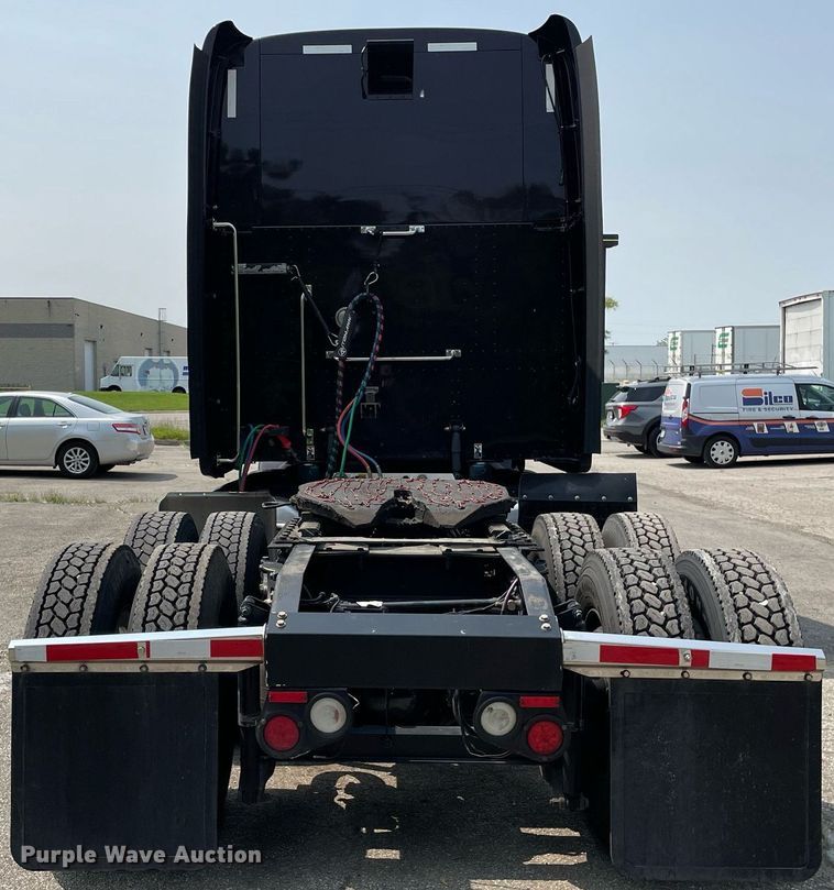 image for item LJ9680 2016 Peterbilt 587  semi truck