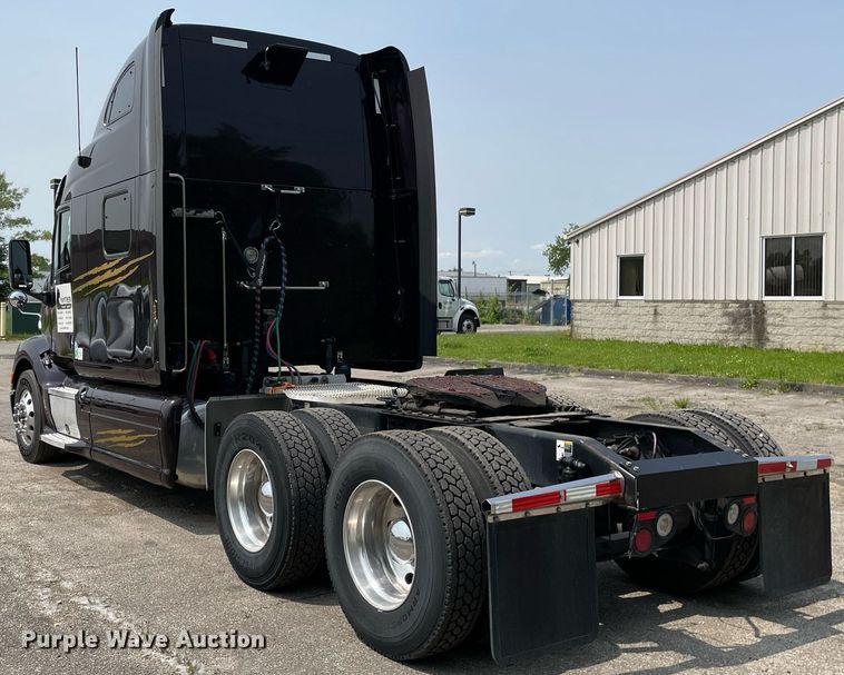 image for item LJ9680 2016 Peterbilt 587  semi truck