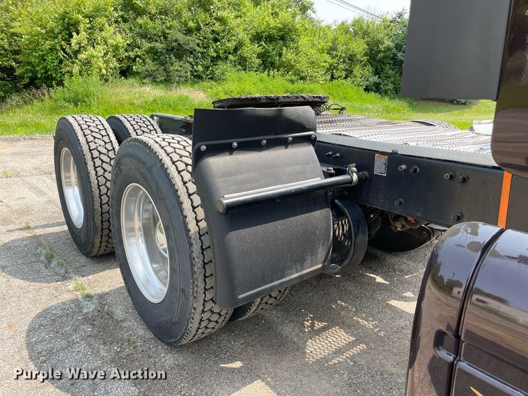 image for item LJ9680 2016 Peterbilt 587  semi truck