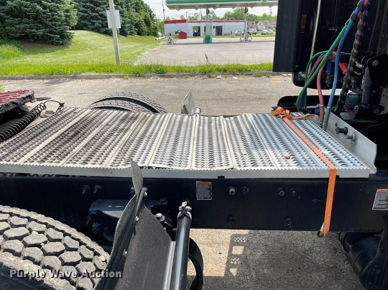 image for item LJ9680 2016 Peterbilt 587  semi truck