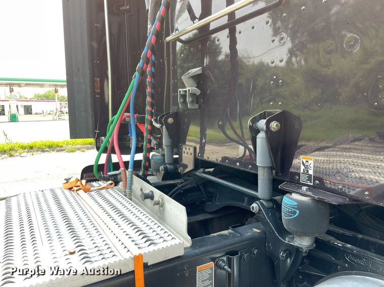 image for item LJ9680 2016 Peterbilt 587  semi truck