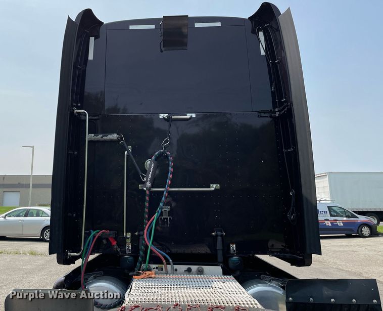 image for item LJ9680 2016 Peterbilt 587  semi truck