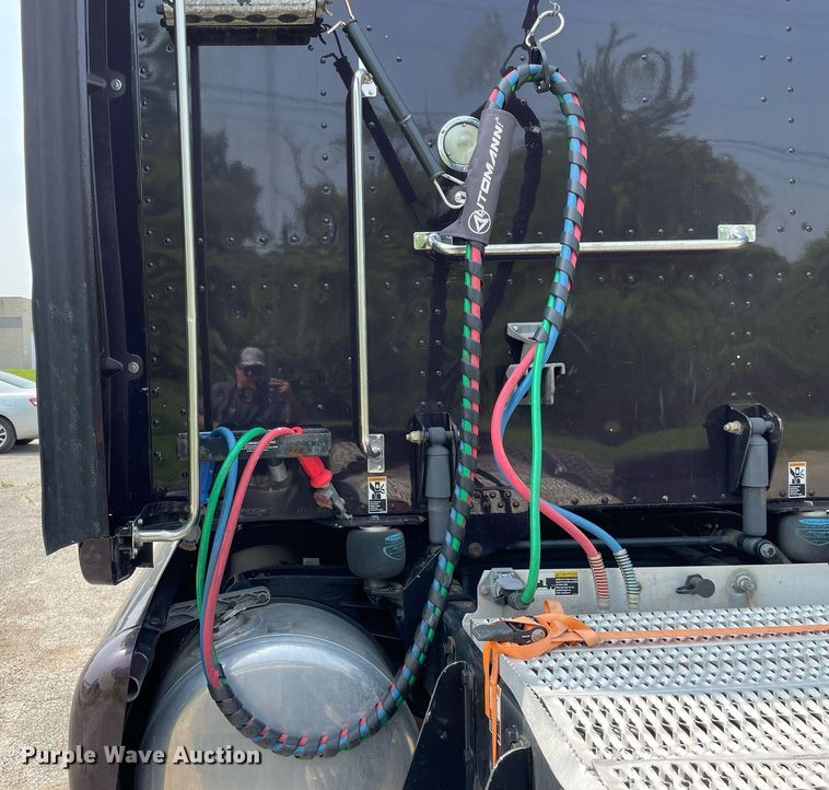 image for item LJ9680 2016 Peterbilt 587  semi truck