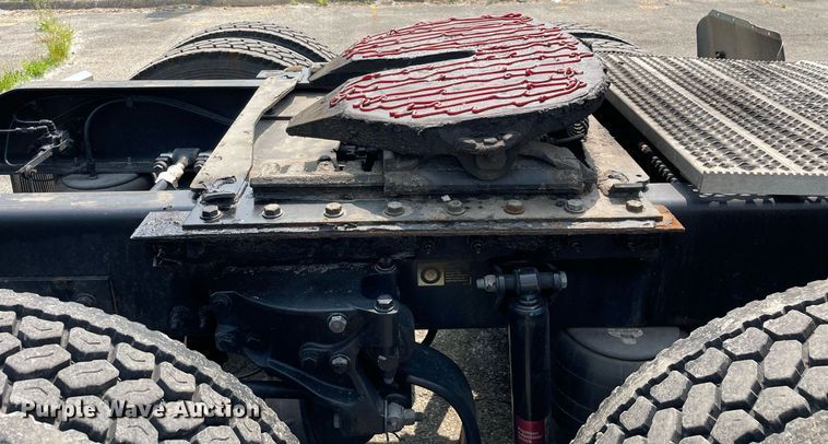 image for item LJ9680 2016 Peterbilt 587  semi truck