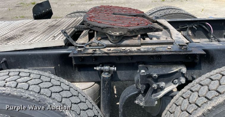 image for item LJ9680 2016 Peterbilt 587  semi truck