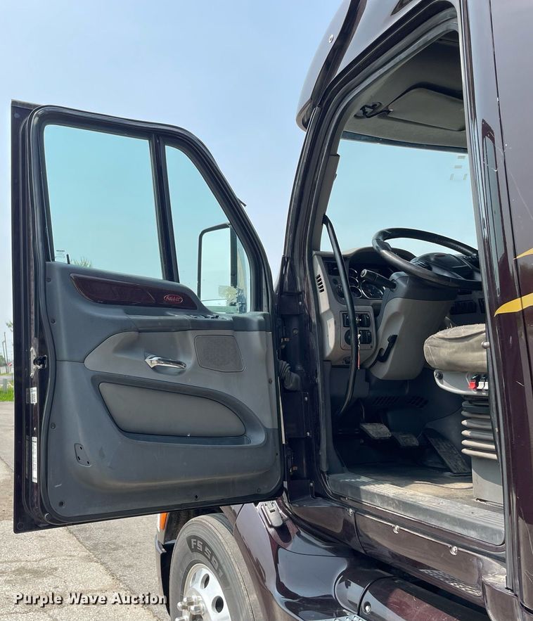 image for item LJ9680 2016 Peterbilt 587  semi truck