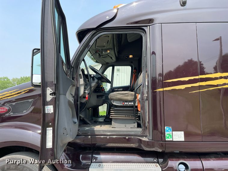 image for item LJ9680 2016 Peterbilt 587  semi truck