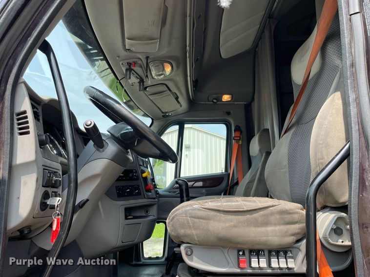 image for item LJ9680 2016 Peterbilt 587  semi truck