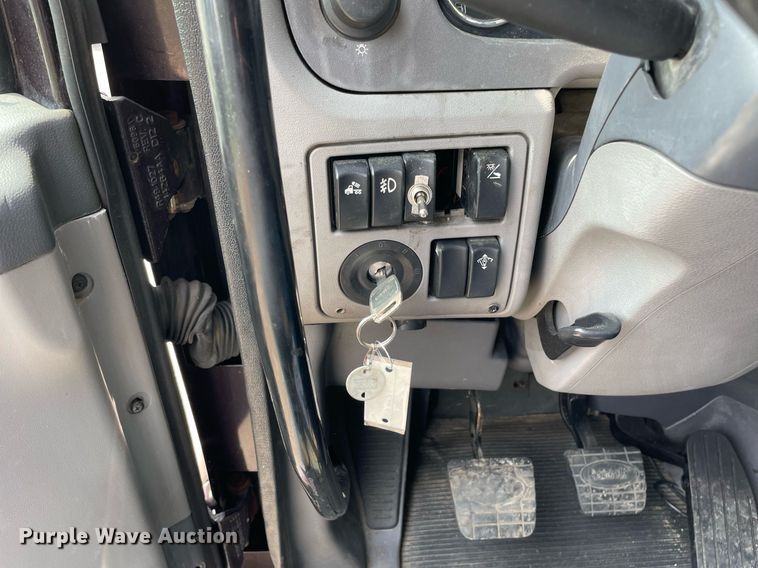 image for item LJ9680 2016 Peterbilt 587  semi truck