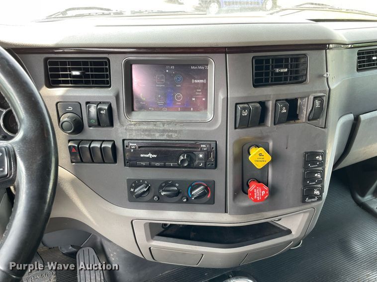 image for item LJ9680 2016 Peterbilt 587  semi truck