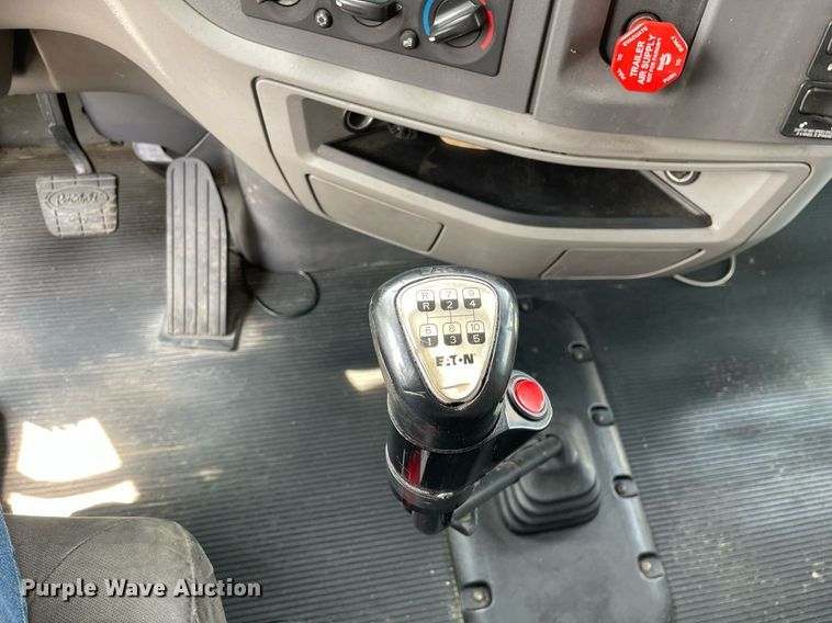 image for item LJ9680 2016 Peterbilt 587  semi truck