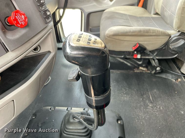 image for item LJ9680 2016 Peterbilt 587  semi truck