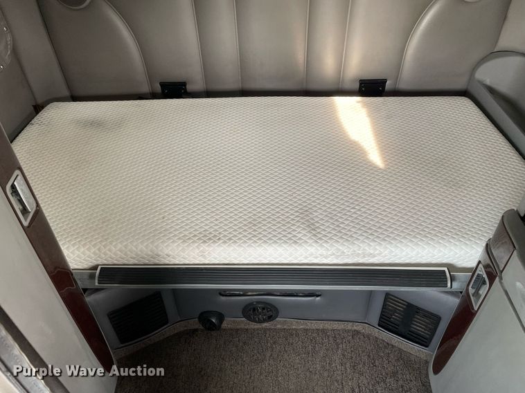 image for item LJ9680 2016 Peterbilt 587  semi truck