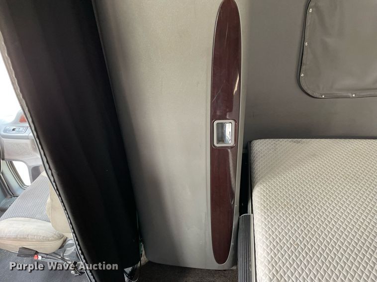 image for item LJ9680 2016 Peterbilt 587  semi truck